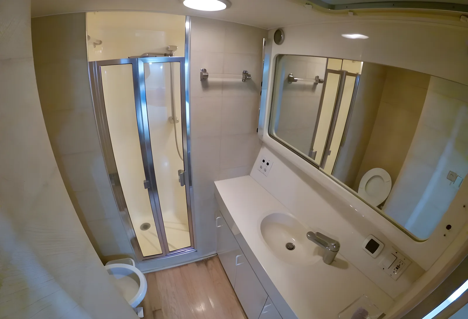 Baño del yate Addie de 60 pies con ducha, lavabo y espejo.