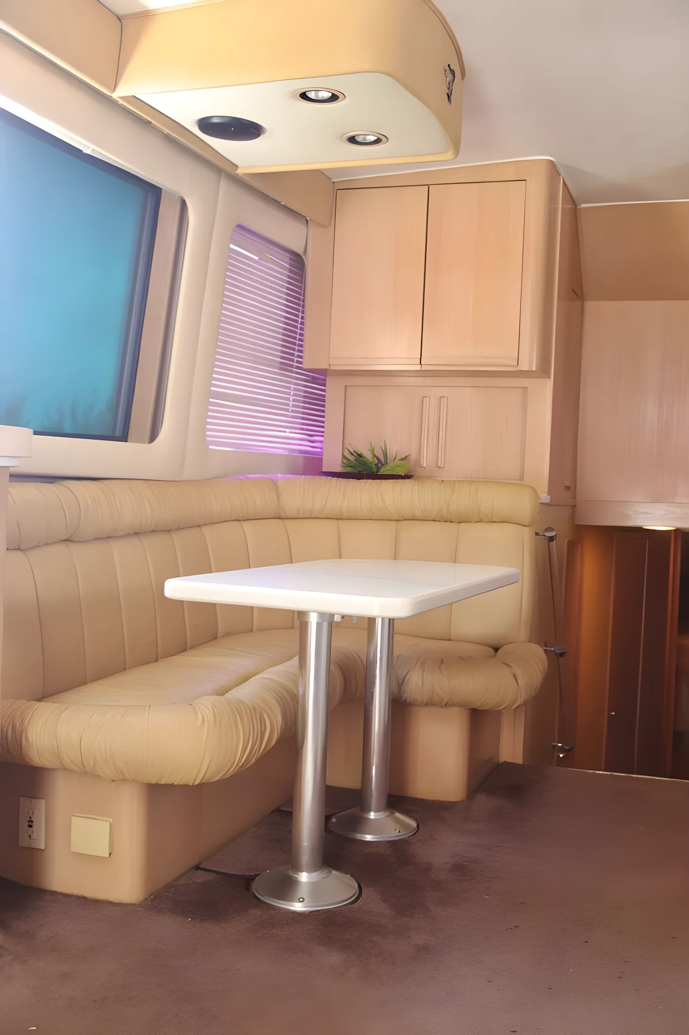 Comedor interior del yate Addie de 60 pies con asientos en U.
