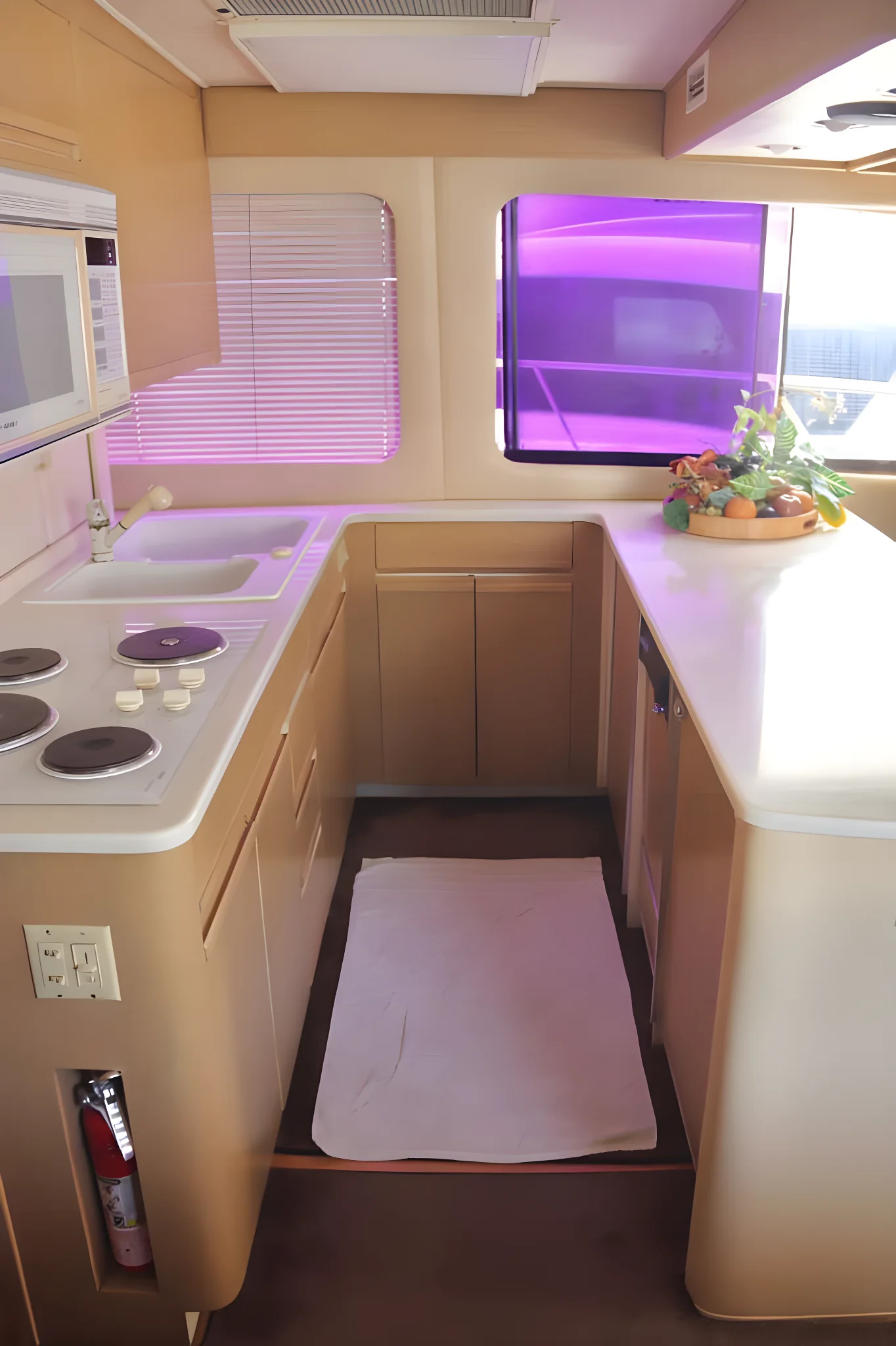 Otra perspectiva de la cocina del yate Addie con doble fregadero y barra central.
