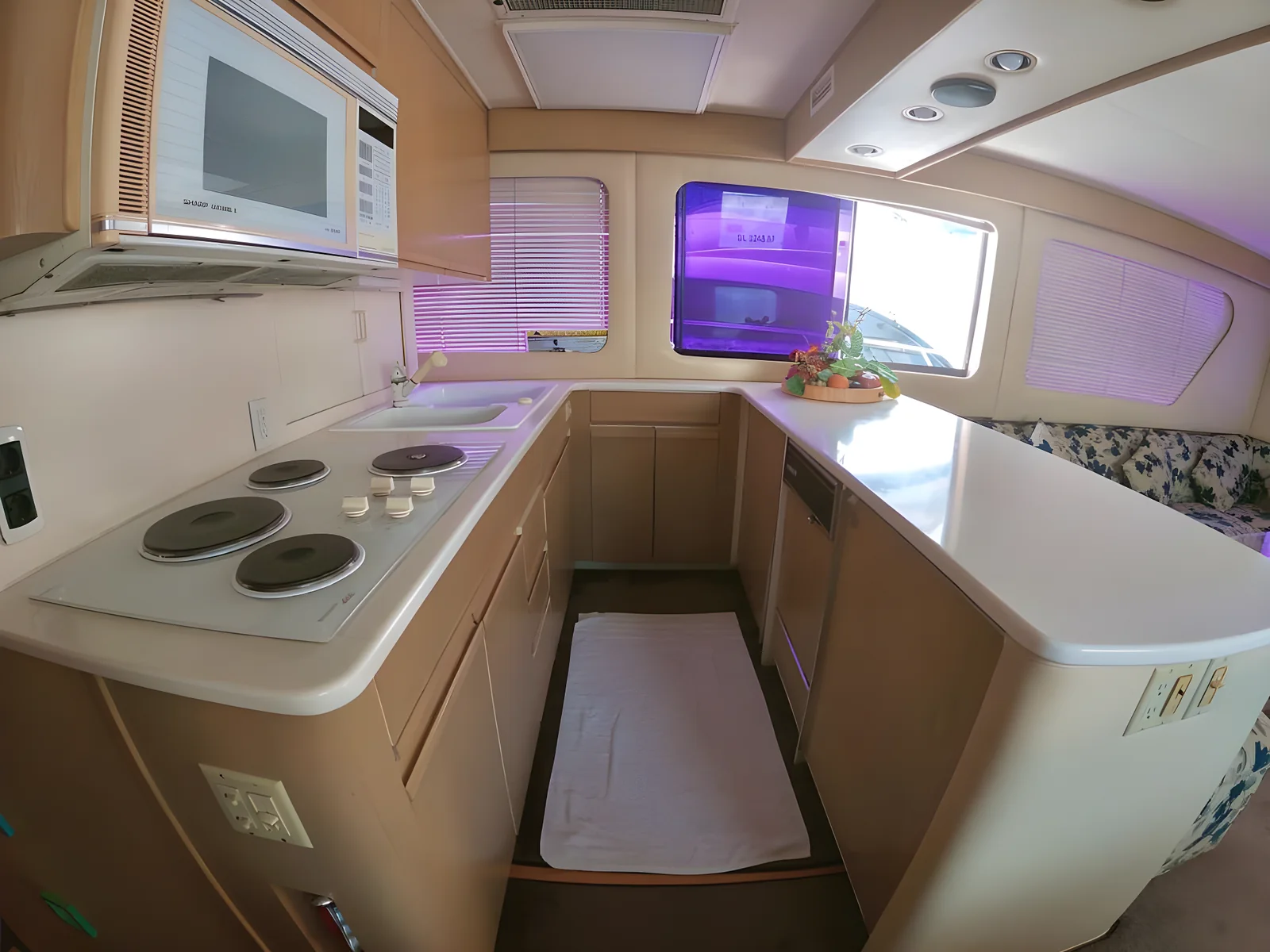 Cocina equipada del yate Addie de 60 pies con estufa y fregadero.