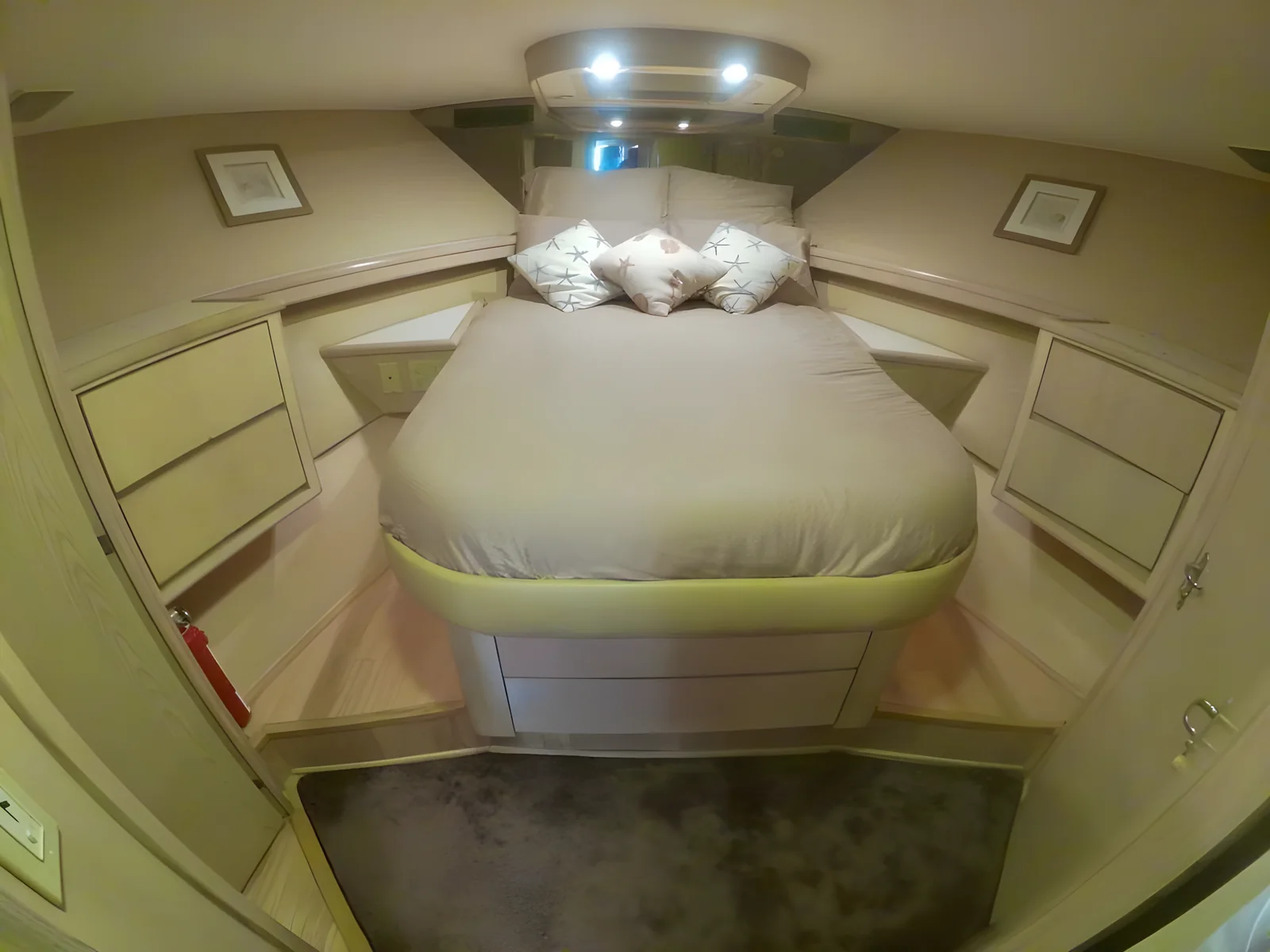 Cabina principal del yate Addie de 60 pies con cama matrimonial.