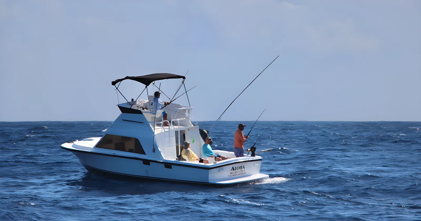 Perfil lateral del yate Aloha 31ft navegando con pesca a bordo.