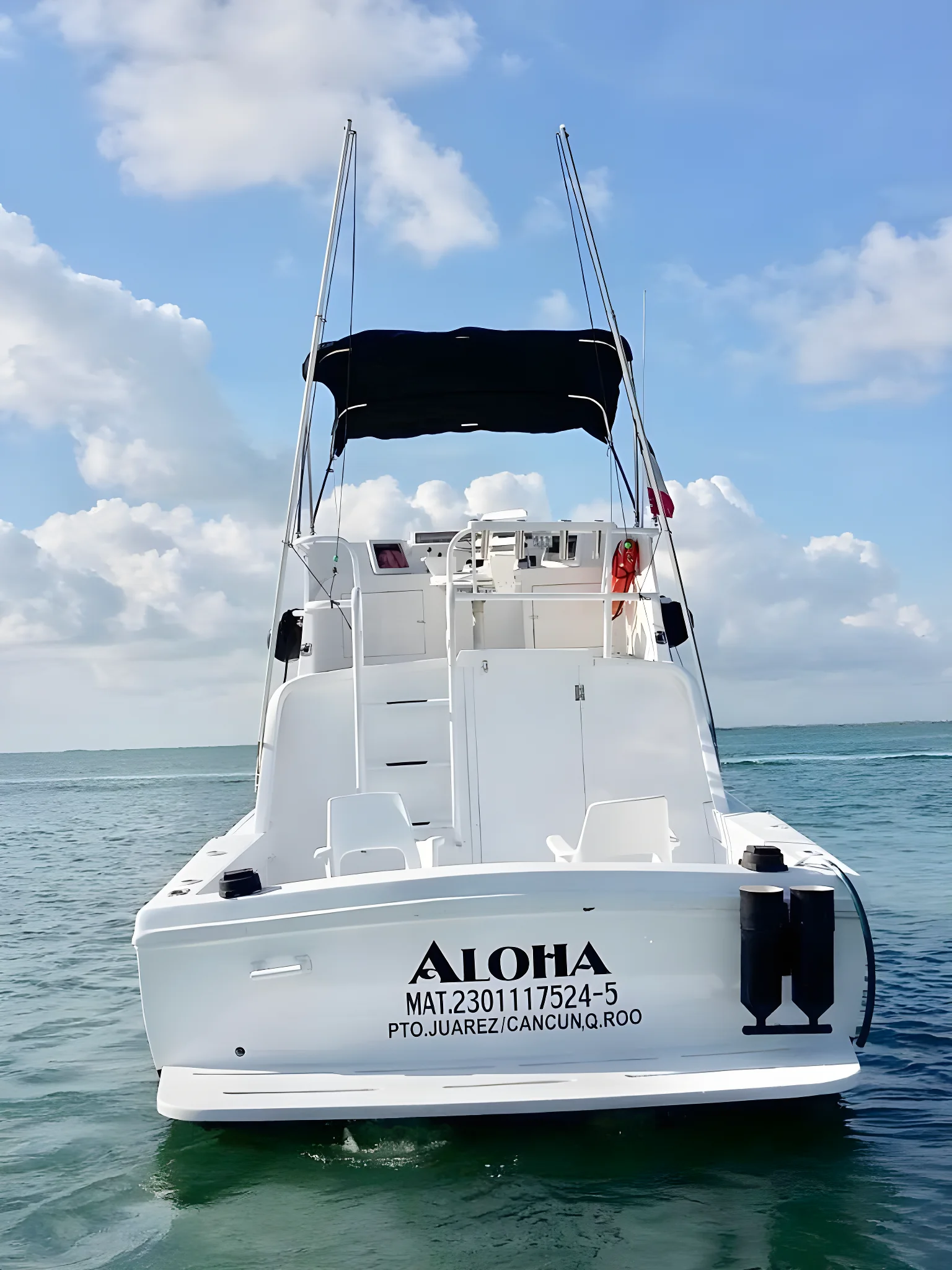 Vista de popa del yate Aloha 31ft anclado en aguas tranquilas.