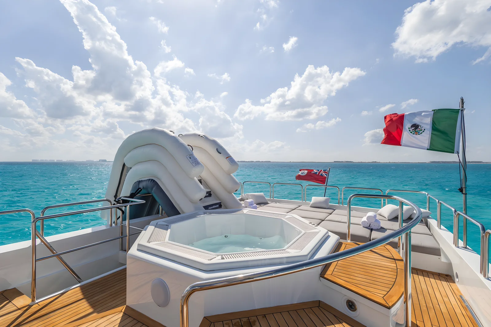 Flybridge del yate Avalon con jacuzzi, tumbonas y tobogán inflable.