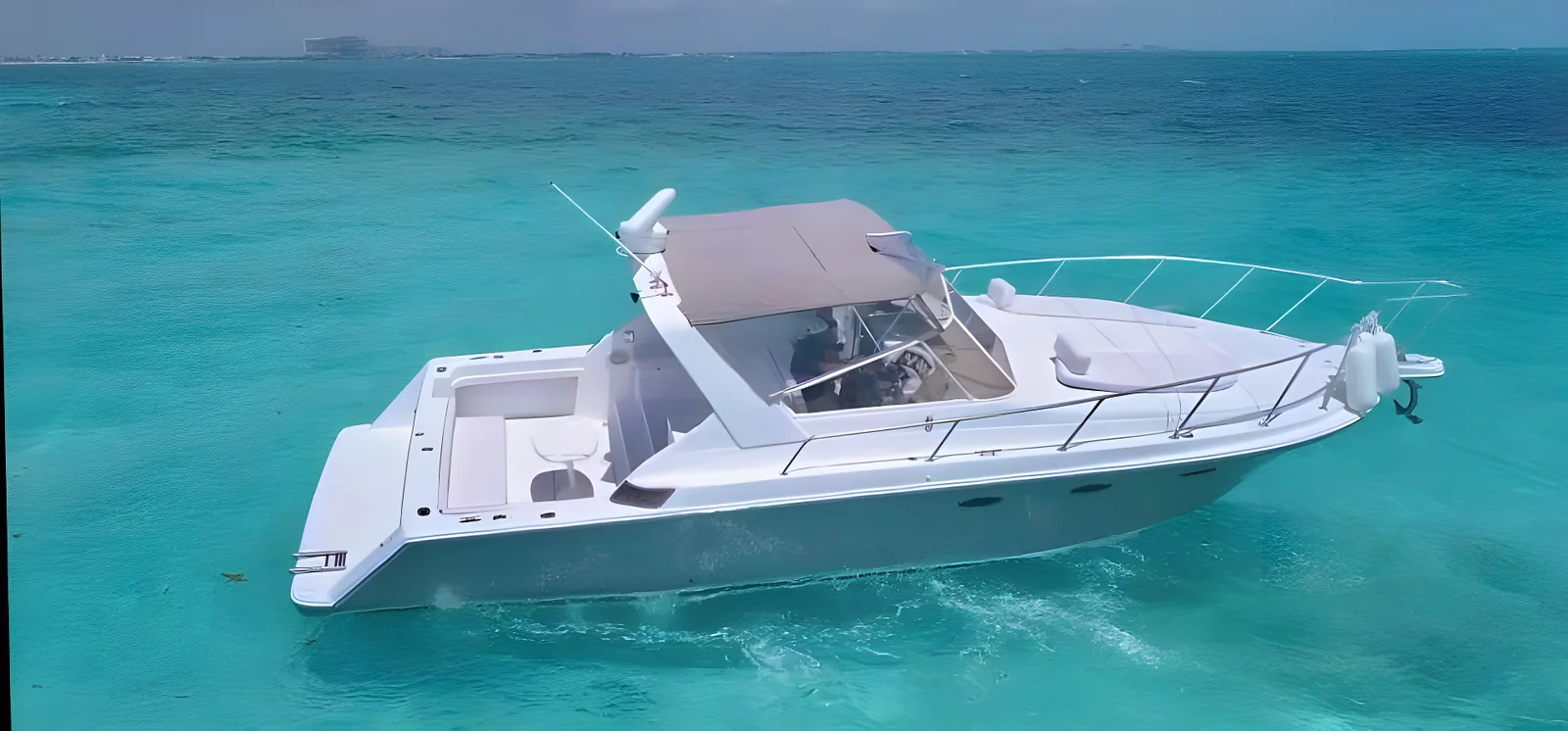 Perfil lateral elevado del yate Blue Magic de 38 pies fondeado en aguas turquesa.