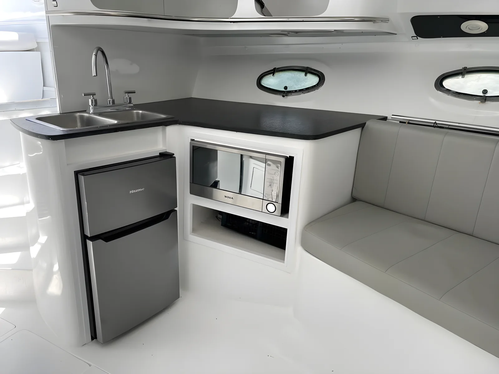 Cocina compacta del yate Blue Magic de 38 pies con fregadero, mininevera y microondas.
