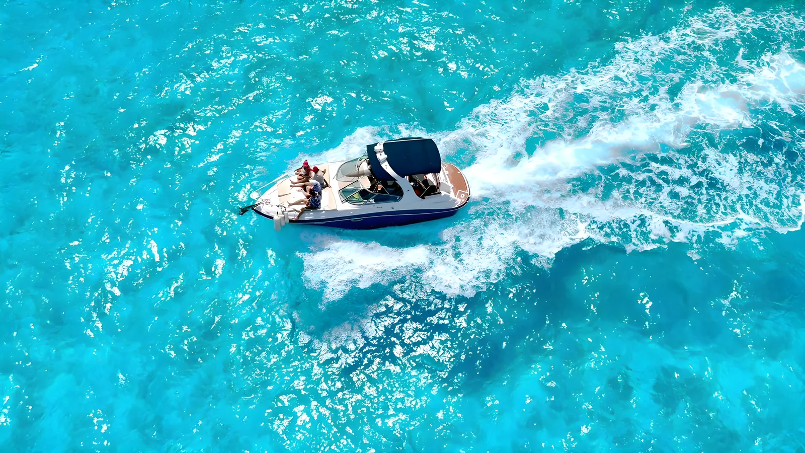 Vista aérea del yate Catarina de 30 pies navegando en aguas turquesas.