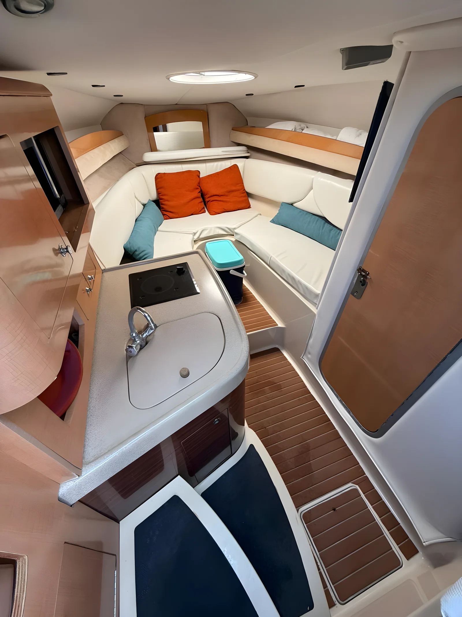 Interior de la cabina del yate Catarina de 30 pies con salón y cocina integrados.