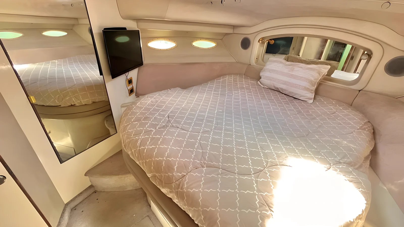 Cabina del yate Flycatcher de 46 pies con cama, televisión y armario con espejos.