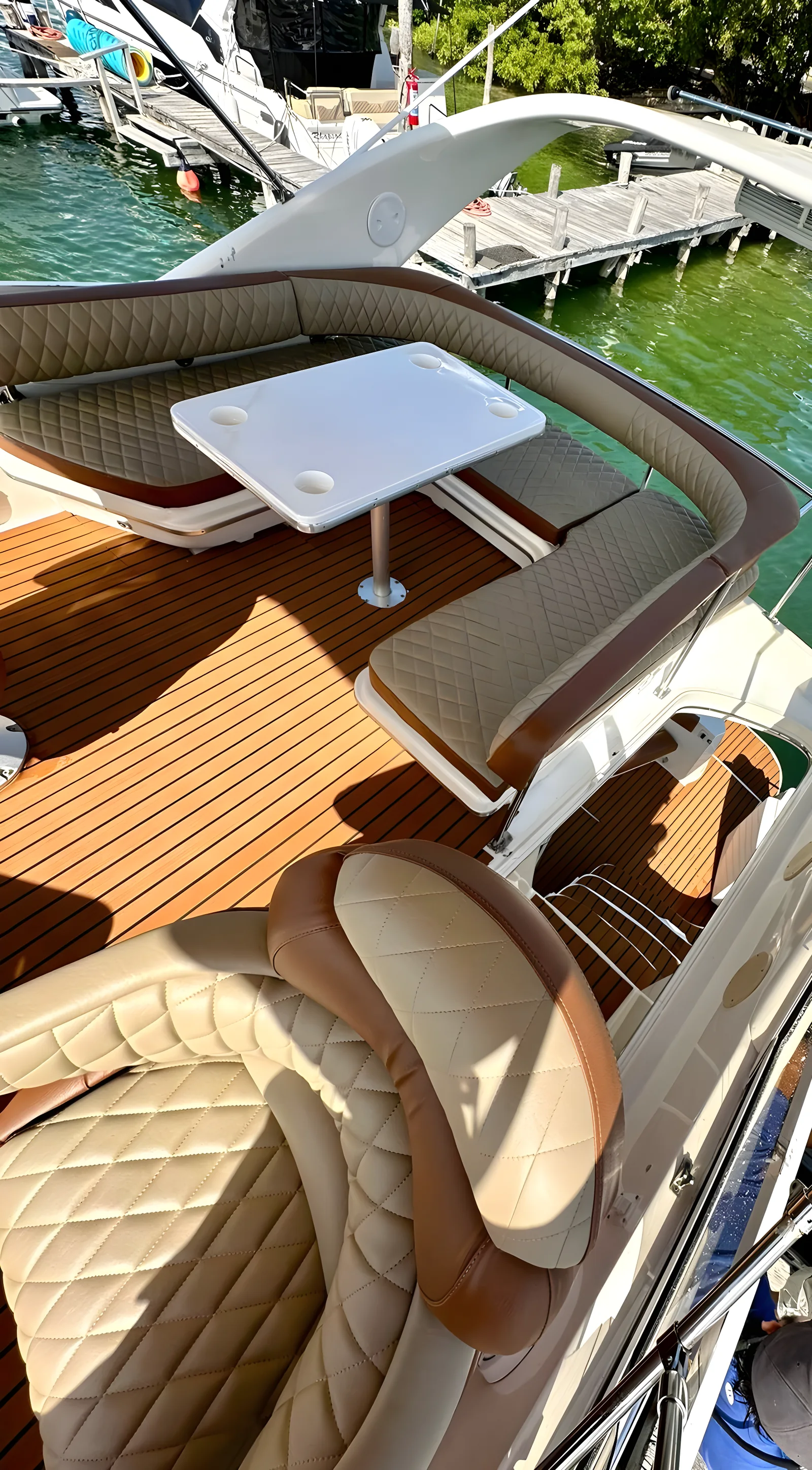 Zona de asientos del flybridge del yate Flycatcher de 46 pies en el muelle.