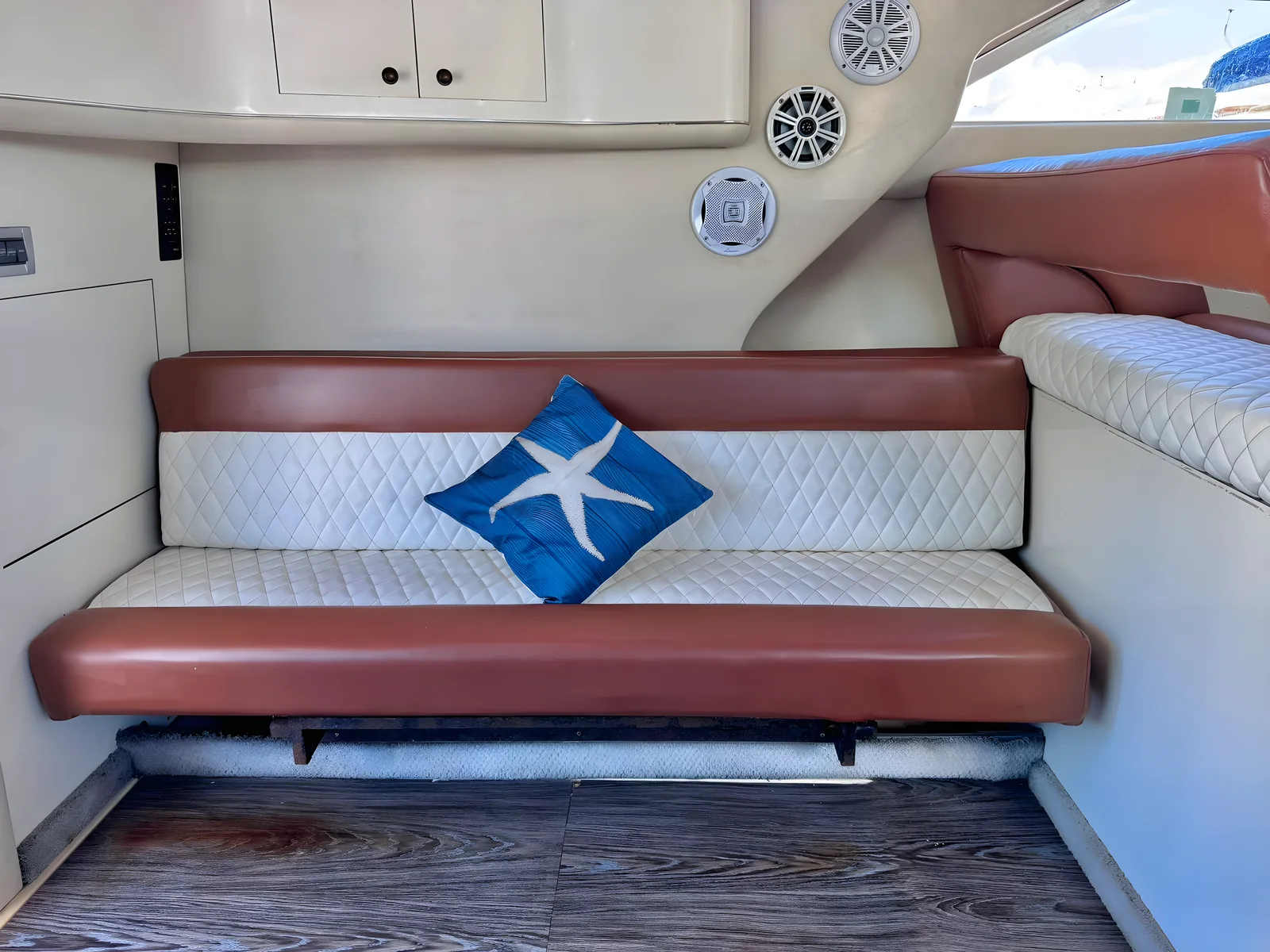 Sofá acolchado del salón del yate Flycatcher de 46 pies con almohada decorativa.