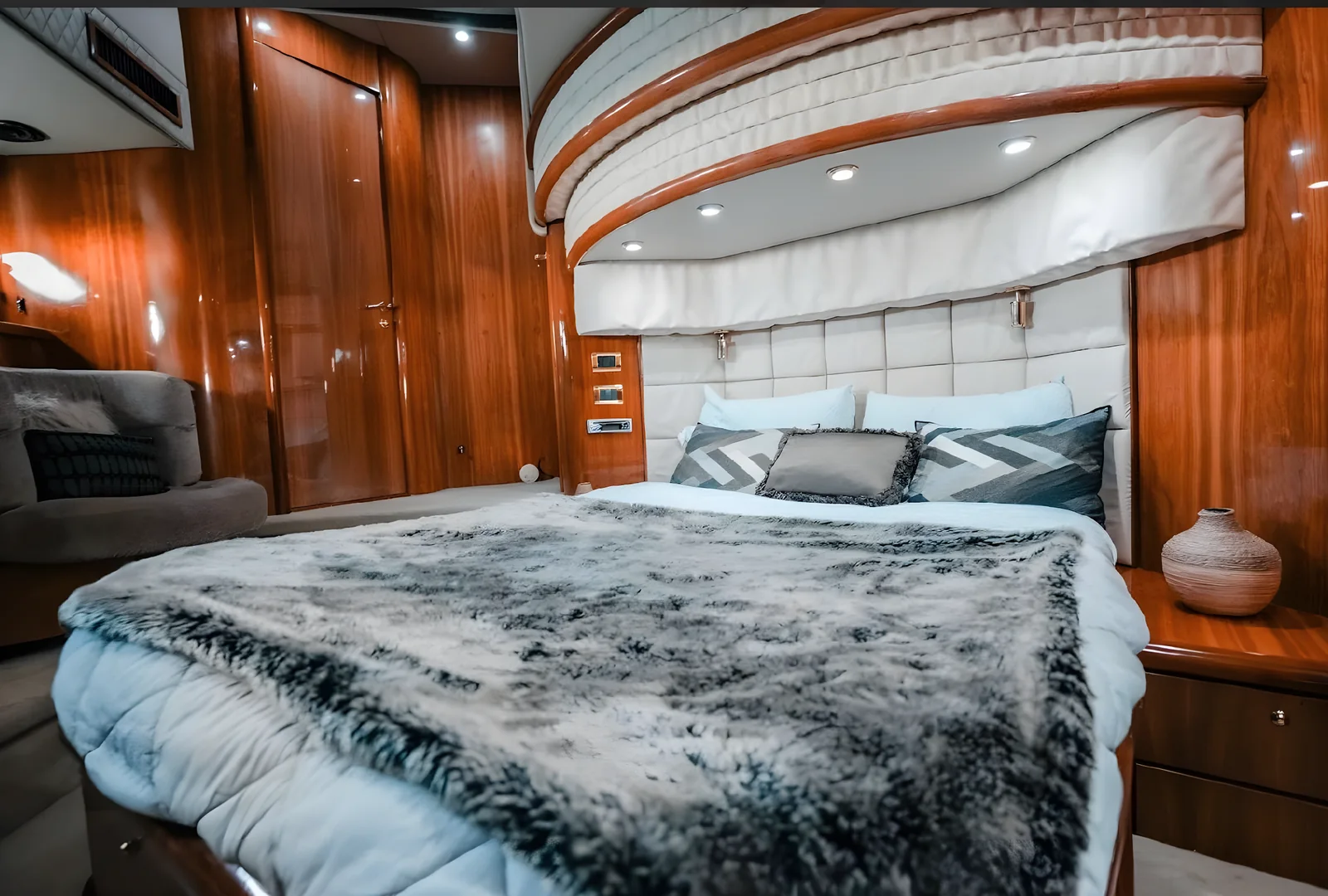 Cabina principal del yate Gambler de 75 pies con dosel curvo, sillón y acabados de madera.