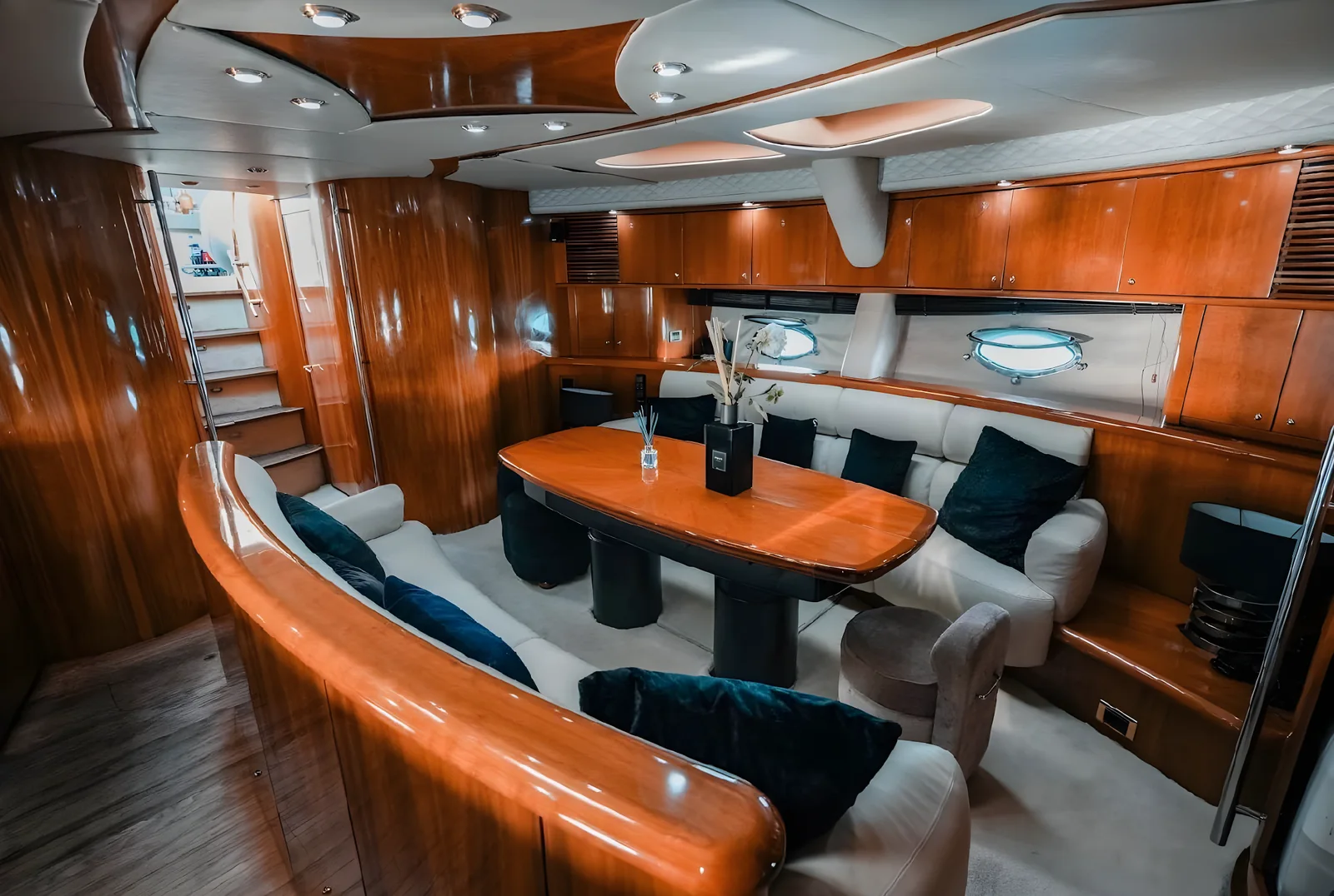 Salón del yate Gambler de 75 pies con madera brillante y sofás en U.