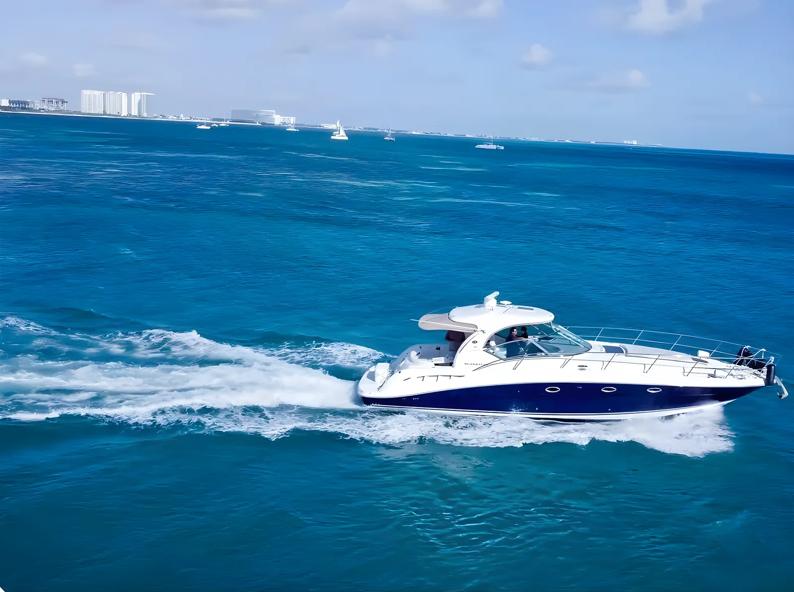 Vista aérea del yate Gypsea de 44 pies navegando a velocidad sobre aguas azules.
