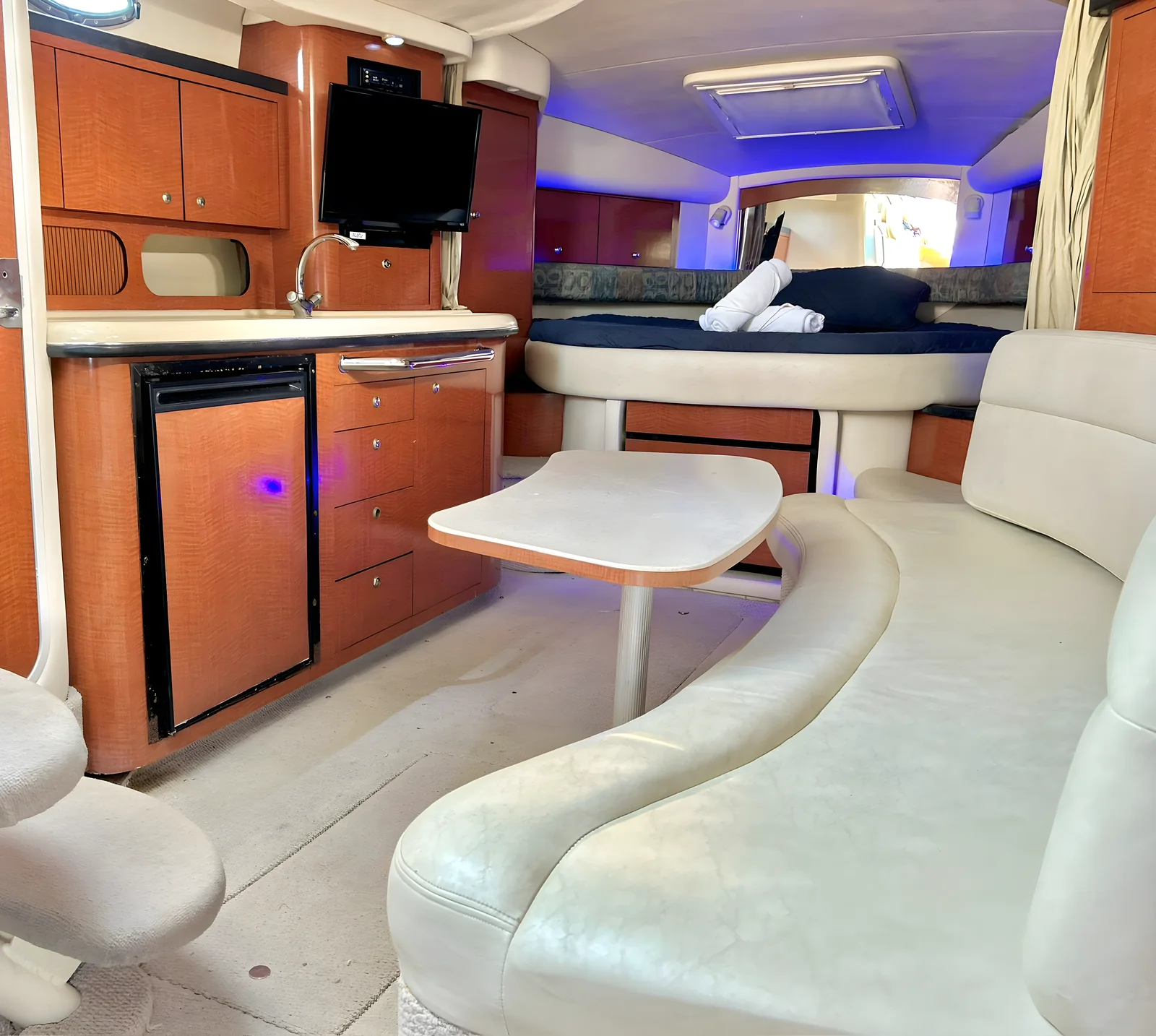 Interior del yate Libélula de 37 pies con salón, zona de comedor y pequeña cocina.