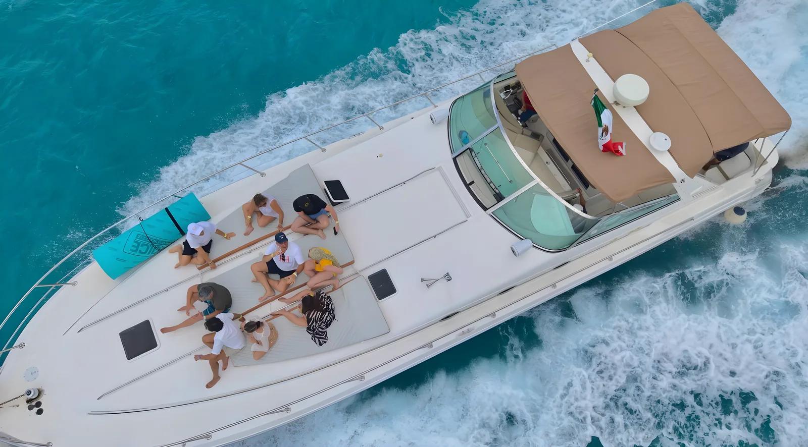 Vista cenital del yate Life Is Now de 50 pies navegando sobre aguas turquesas.