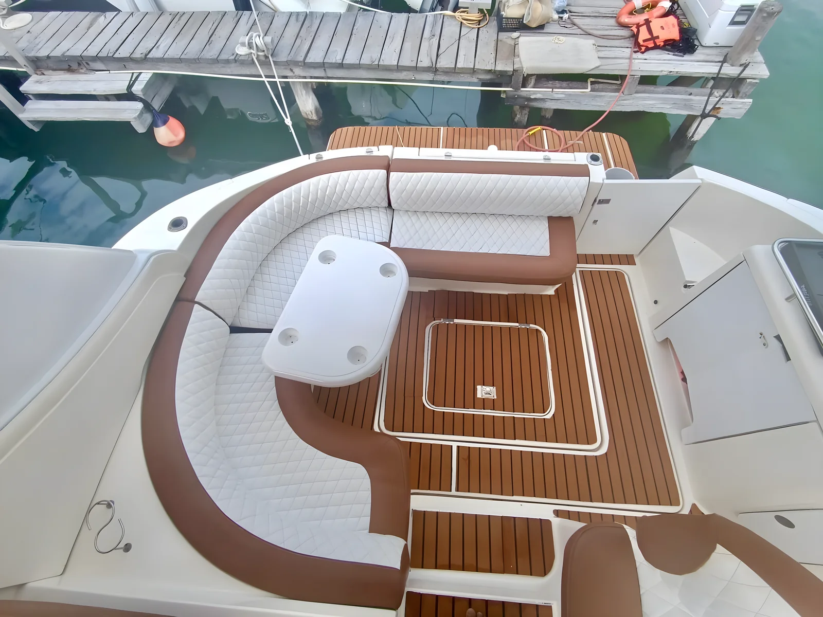 Cubierta trasera del yate Scorpio de 40 pies con asientos en U y mesa.