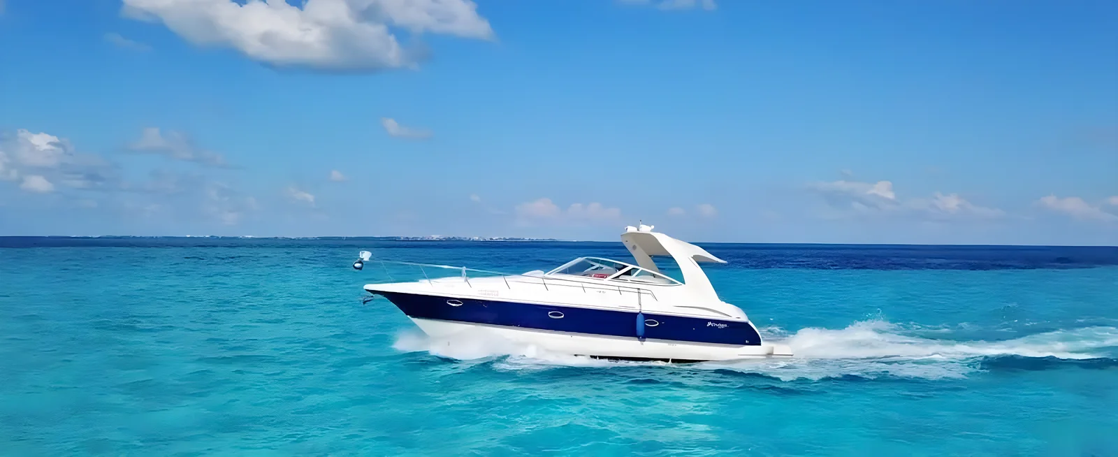Vista lateral del yate Scorpio de 40 pies navegando en mar abierto.