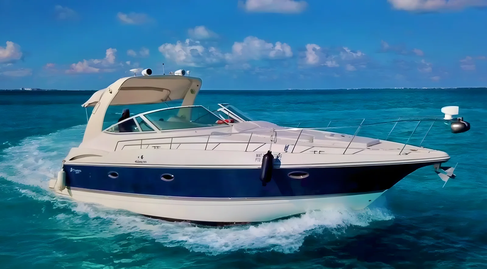 Vista lateral del yate Scorpio de 40 pies navegando a toda velocidad.