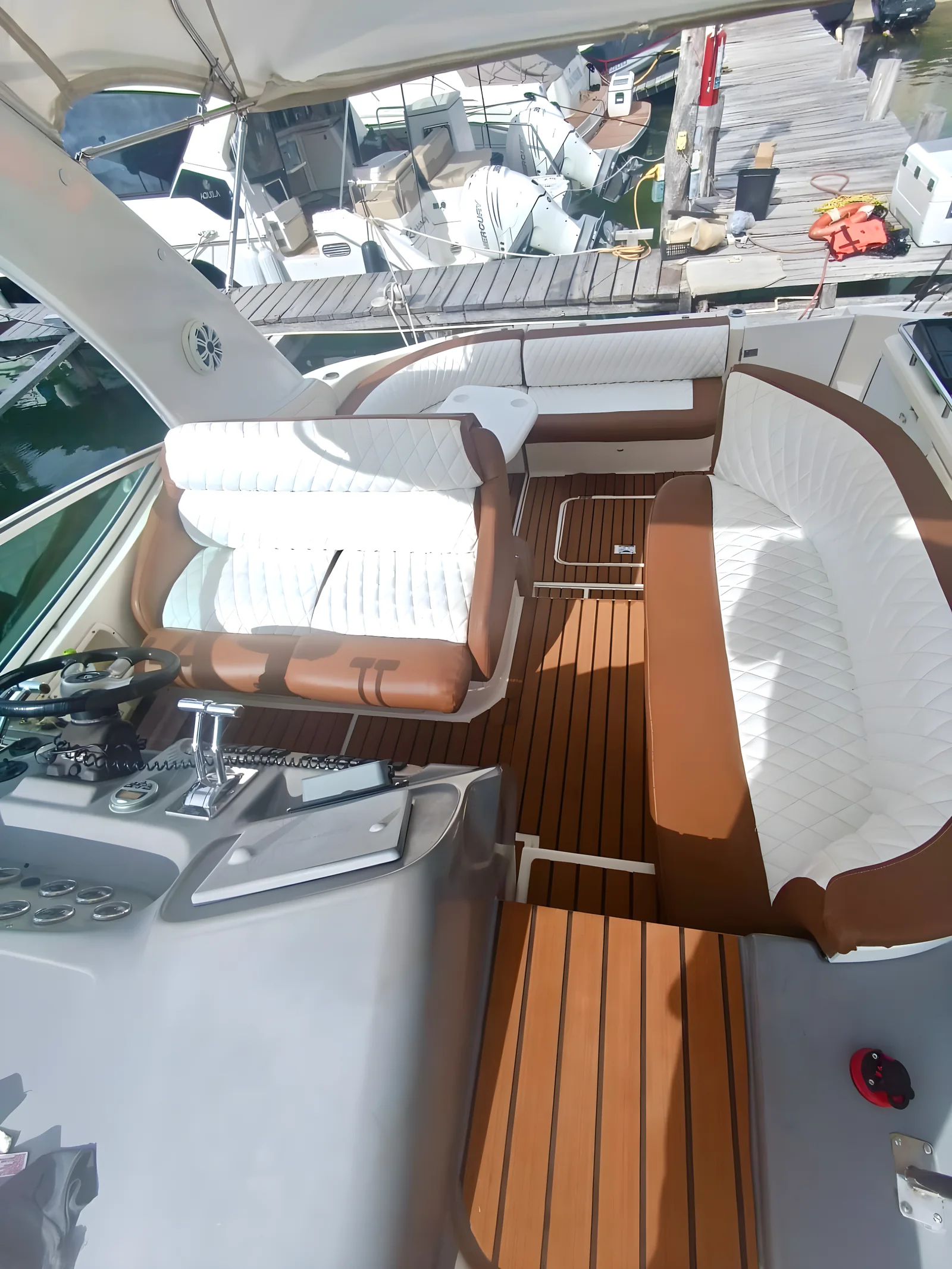 Interior de la timonera del yate Scorpio de 40 pies con asientos y mandos.