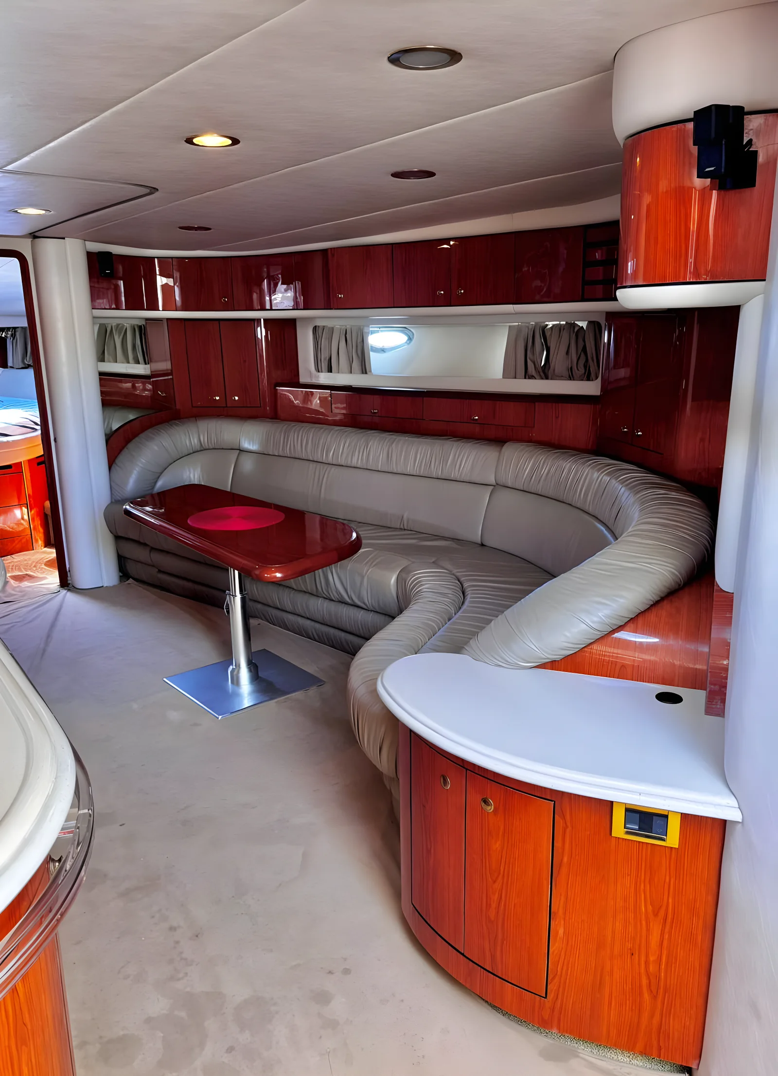 Salón interior del yate Seawhale de 60 pies con sofá de cuero y acabados de madera.