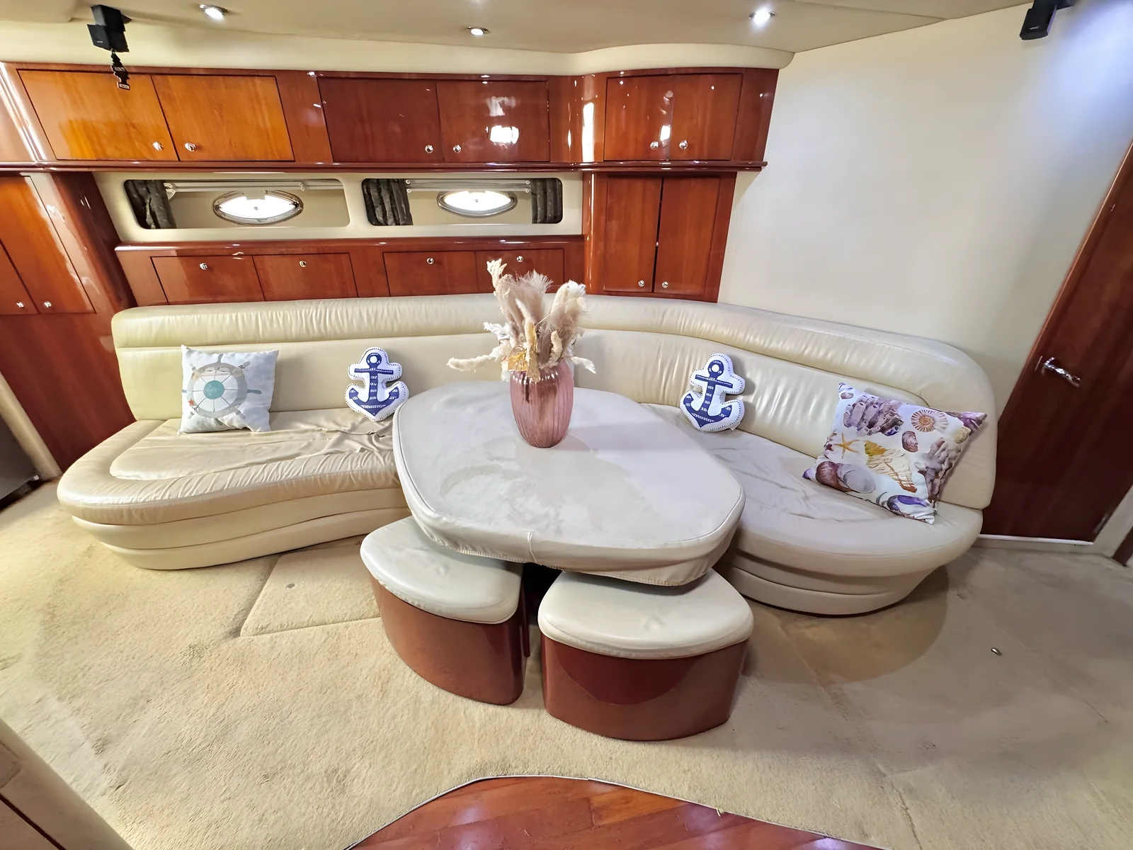 Salón interior con sofás curvos y mesa del yate Tritón de 60 pies.