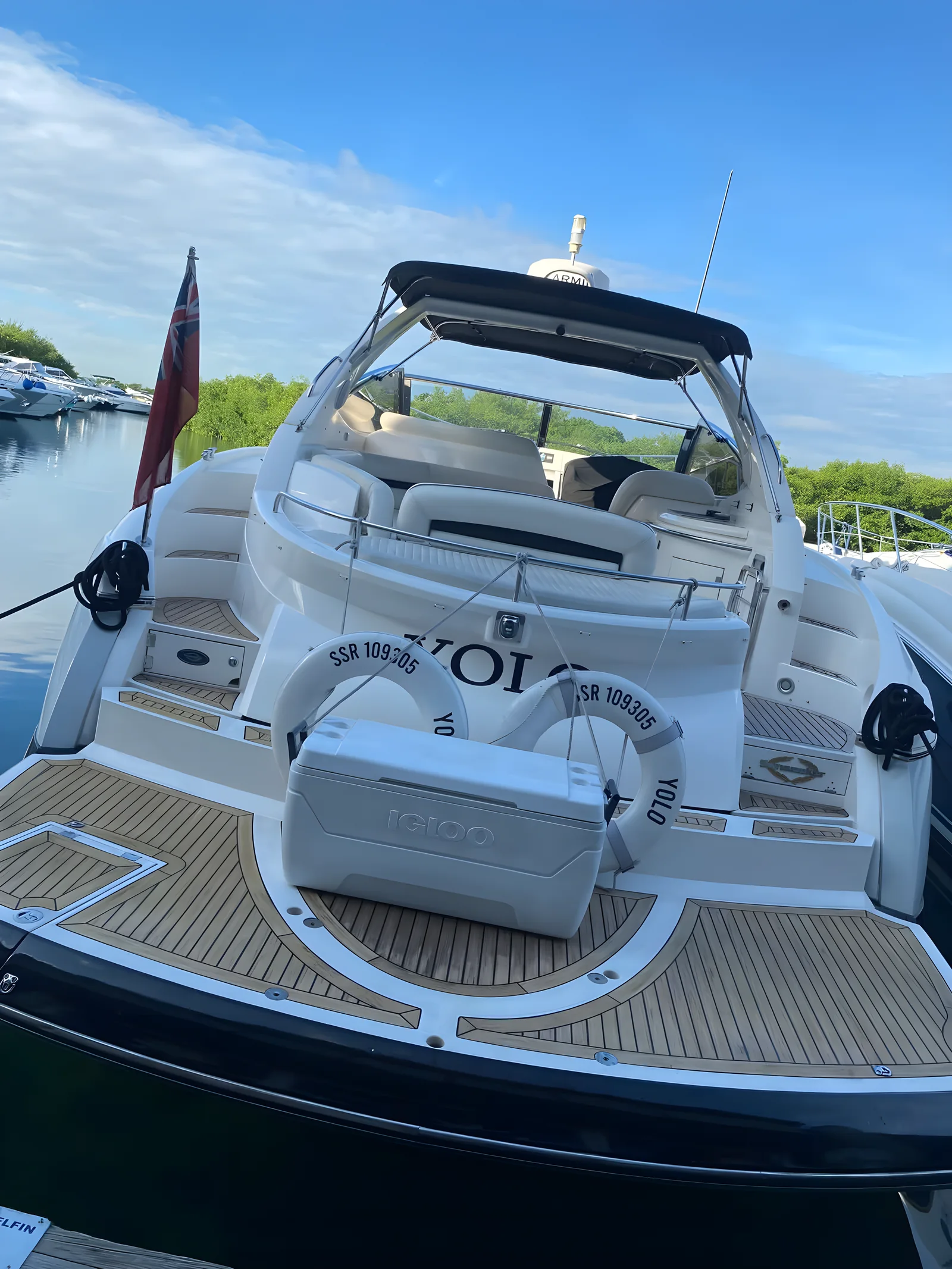 Cubierta trasera del yate YOLO de 50 pies en el puerto.