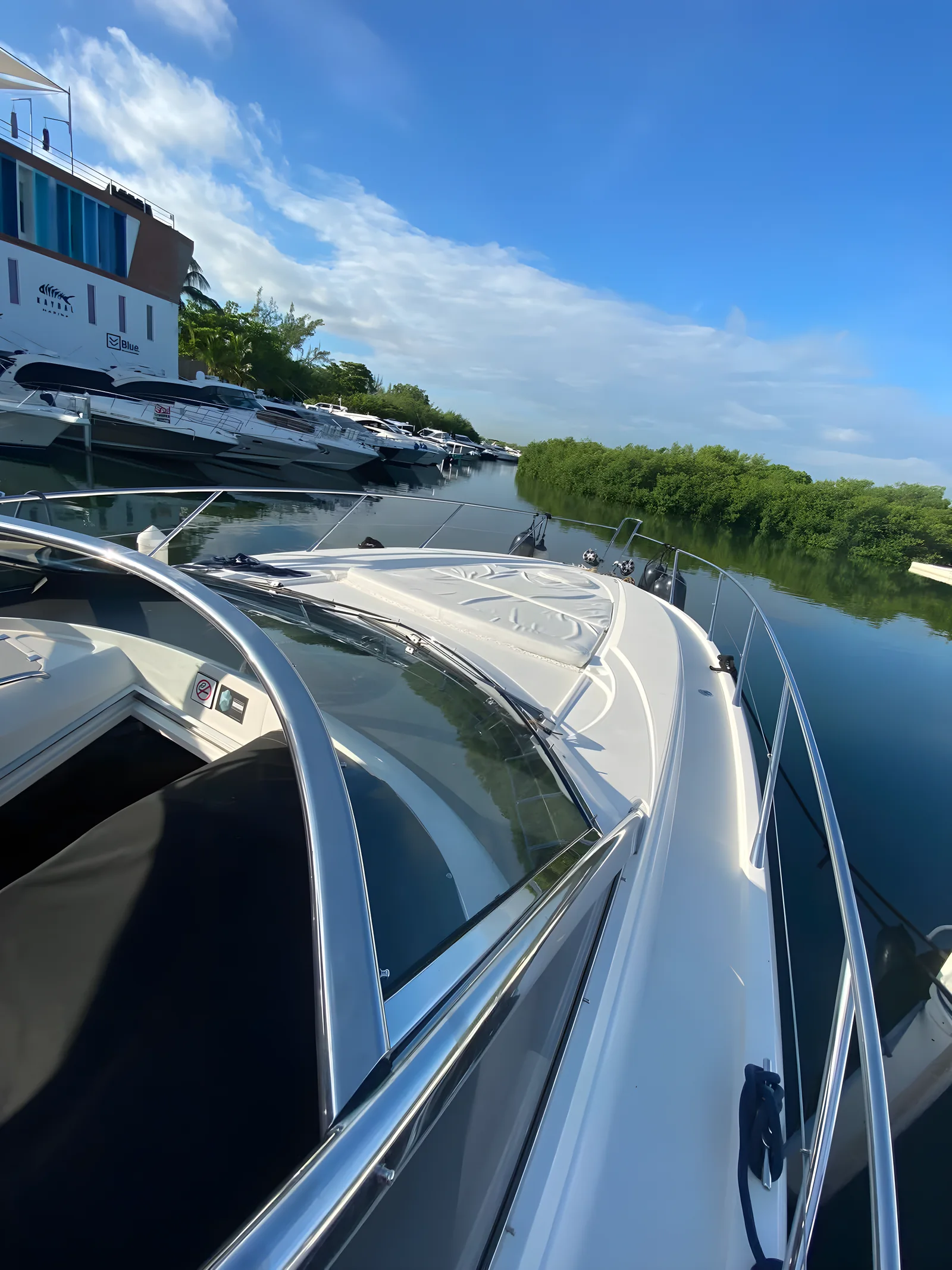 Proa del yate YOLO de 50 pies amarrado en la marina.