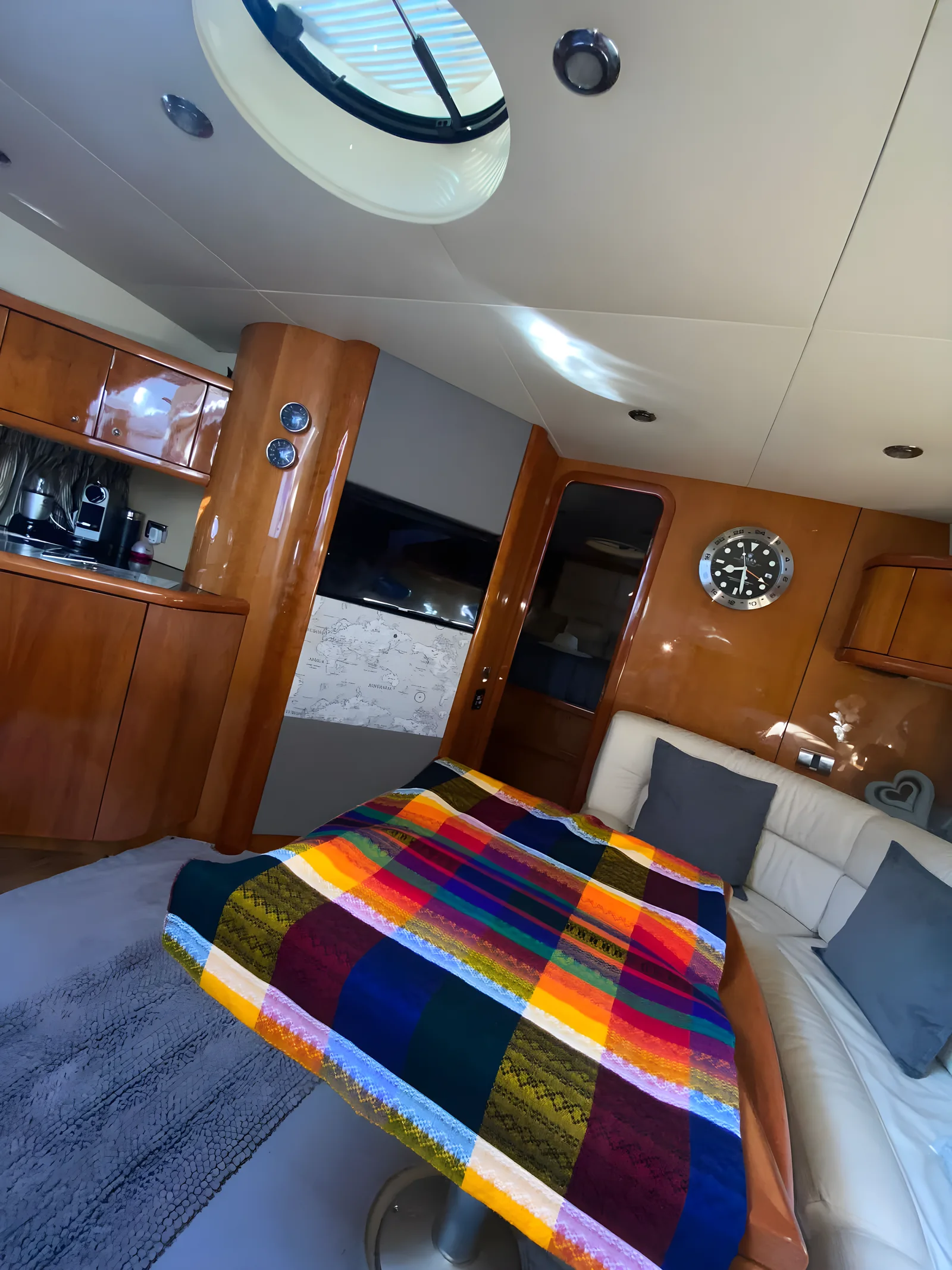 Salón del yate YOLO de 50 pies con asientos y zona de cocina.